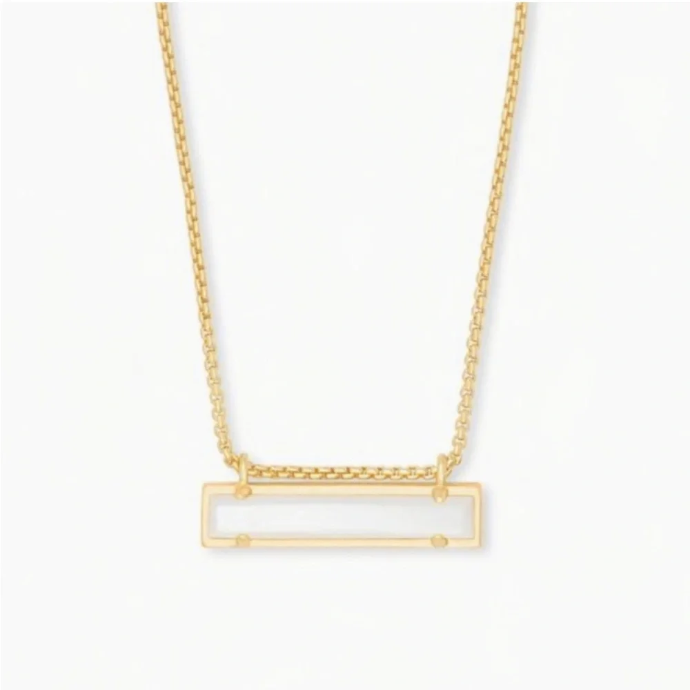 Kendra Scott Leanor Gold Pendant Necklace in White Pearl
